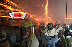 Das Yanshui Bienenschwarm-Feuerwerk in Tainan (Foto: CNA)