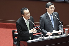Taiwans Verteidigungsminister Wellington Koo (顧立雄) erklärte am Dienstag, dass der interne Prüfprozess in den USA für den Verkauf eines zweiten Waffenpakets planmäßig voranschreite. (Foto: CNA)