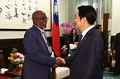 Der taiwanische Präsident Lai Ching-te (賴清德) hat am gestrigen Mittwoch (18. März) den stellvertretenden Premierminister von St Vincent und den Grenadinen St. Clair Leacock empfangen. (Foto: CNA)
