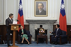 Präsident Lai Ching-te beim Treffen mit US-Senatorinnen und Senatoren (Foto: CNA)