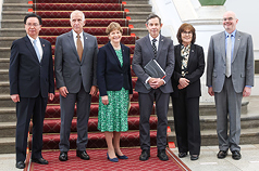 Von links nach rechts: Generalsekretär des Nationalen Sicherheitsrats, Joseph Wu, US-Sentaorinnen und Senatoren Thom Tillis, Jeanne Shaheen, John Curtis und Jacky Rosen, sowie AIT- Direktor Raymond Greene. (Foto: CNA)
