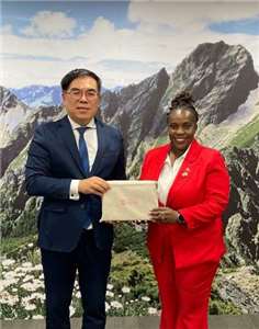 Taiwans Umweltminister Peng Chi-ming (li) und die Ministerin für Nachhaltige Entwicklung und Umwelt von St. Kitts und Nevis, Joyelle Clarke (re) (Foto: Umweltministerium)