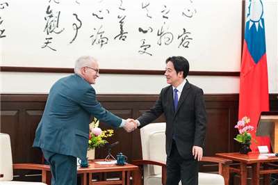 Präsident Lai Ching-te (re) begrüßt John Neuffer, Präsident des US-Halbleiterverbands (US Semiconductor Industry Association, SIA) (li) (Foto: Präsidialamt)