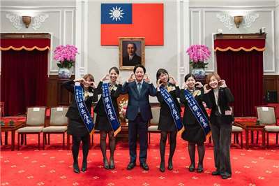 Präsident Lai Ching-te mit vier Preisträgerinnen der Auszeichnung für hervorragende Fillialeiter und Filialleiterinnen (Foto: Präsidialamt)