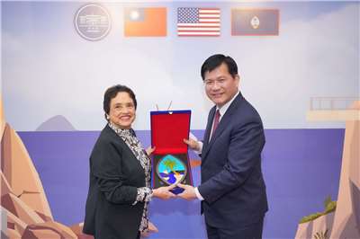 Lourdes A. Leon Guerrero, Gouverneurin von Guam, trifft Lin Chia-lung, Taiwans Außenminister. (Foto: CNA)