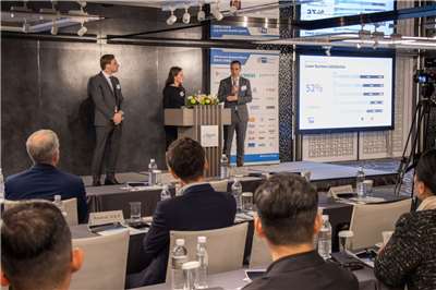 Dr. Eva Langerbeck, die Generaldirektorin des Deutschen Wirtschaftsbüros Taipei diskutiert den Bericht zur Geschäftsvertrauensumfrage 2025/2026 (2025/2026 Business Confidence Survey Report) zusammen mit Mark Raine CEO & Präsident von Mercedes-Benz Taiwan (rechts) und  Frank Grunert Präsident & CEO von Siemens Ltd. Taiwan (links).