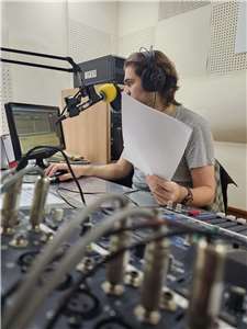 Julian hilft beim Einlesen der Nachrichten im Studio bei RTI 