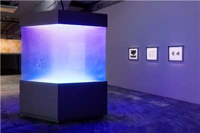 Aus einer gebrochenen Vitrine dringt Qualm aus. Teil der Multimedia-Installation "The Recasting" des taiwanischen Künstlers Musqiuqiu Chihying auf der Taipei Biennale 2025 (Bild: Musqiuqiu Chihying)