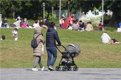 Ein Paar schiebt einen Kinderwagen im Taipei Expo Park. (CNA-Foto)