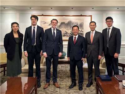 Casey Mace (dritter von links), ein hochrangiger APEC-Vertreter der Vereinigten Staaten, traf sich am Morgen des 3. mit dem stellvertretenden Außenminister Ger Baoshuan (dritter von rechts). Zweiter von rechts ist Sun Jian-yuan, ein hochrangiger APEC-Vertreter aus Taiwan. (Foto: Außenministerium)