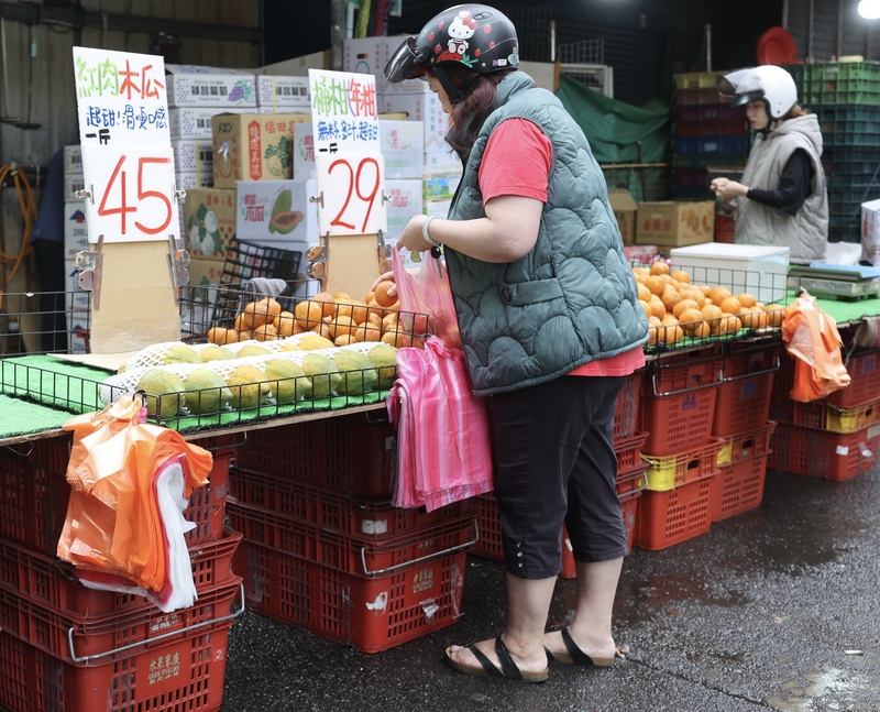 Das Foto zeigt einen Obststand auf einem Markt im Banqiao in Neu-Taipeh, der Plastiktüten an Kunden ausgibt, die Obst kaufen. (Foto: CNA)
