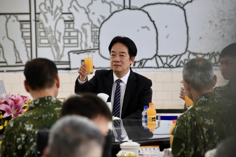Präsident Lai Ching-te (hinten Mitte) besuchte am Vormittag des 17. April das Jintang-Lager des Infanterie-Ausbildungskommandos der Armee. Er ermutigte die Soldaten, ihre Kampftechniken stetig zu verbessern und die Modernisierung der Streitkräfte durch neue Ausbildungsmethoden, innovative Denkansätze sowie fortschrittliche Ausrüstung und Technologien voranzutreiben. (Foto: CNA)