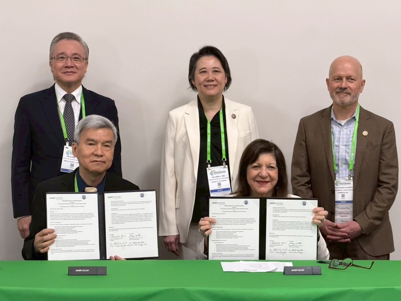 Das Nationale Gesundheitsforschungsinstitut (NHRI) und die Amerikanische Vereinigung für Krebsforschung (AACR) unterzeichneten am Morgen des 20. April in San Diego eine Absichtserklärung. Ziel ist die Förderung der Krebsforschung und die berufliche Weiterbildung durch sechs zentrale Kooperationsinitiativen. (Foto: NHRI) 