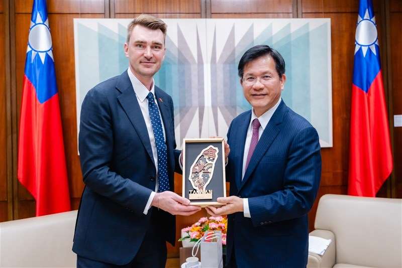Litauens Handelsbeauftragter in Taiwan, Karolis Pilipauskas (links), und Außenminister Lin Chia-lung. Foto von Lin Chia-lungs Facebook-Seite