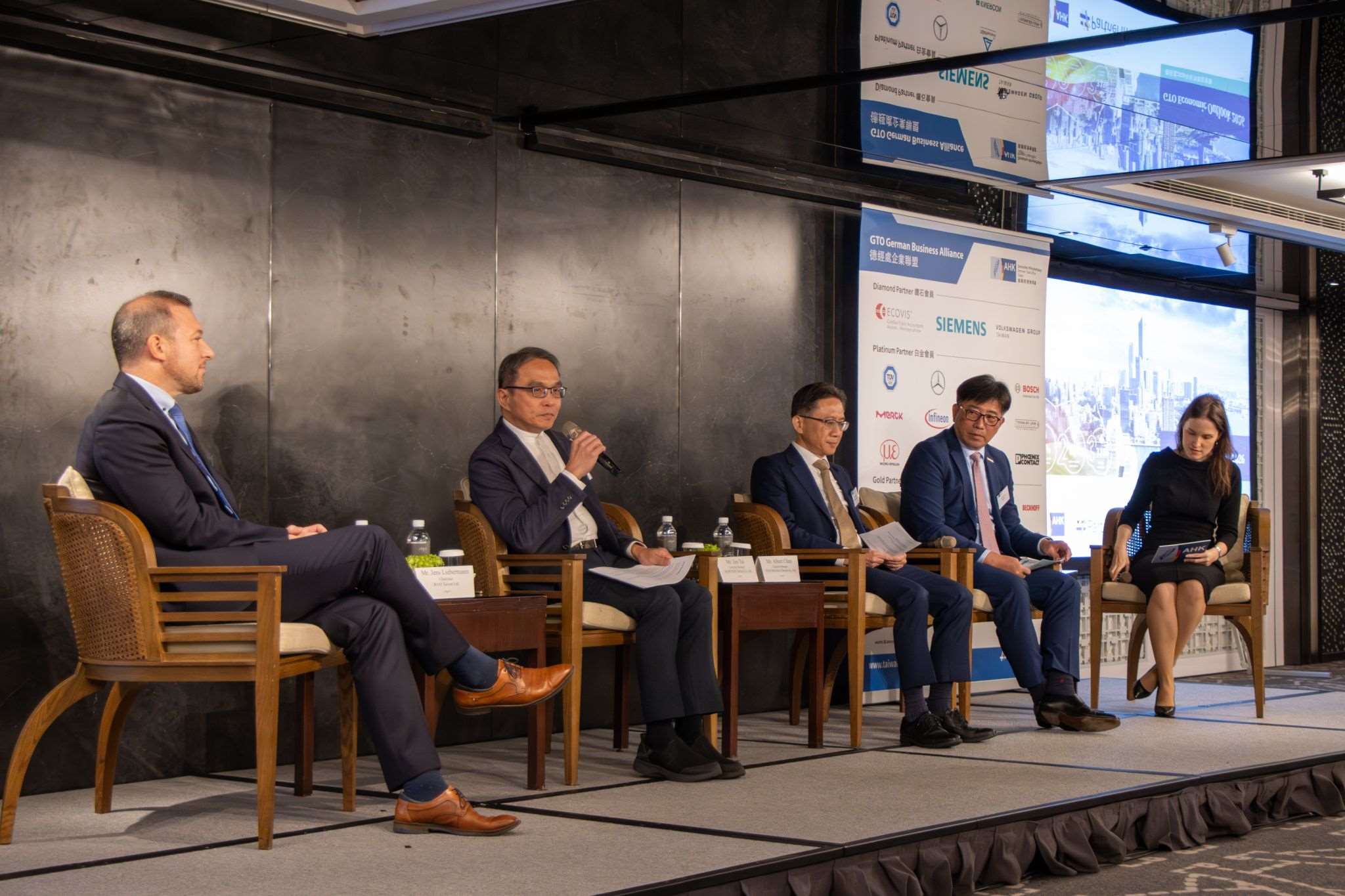 Während des Economic Outlook moderiert Dr. Eva Langerbeck eine Podiumsdiskussion mit Jens Liebermann (BASF), Jim Tai (REMONDIS Taiwan 台灣瑞曼迪斯), Albert Chen (SUSS) und Dr. John Lee (Merck Group) über Branchentrends und geopolitische Faktoren, die Taiwans Wirtschaft prägen. Foto: Deutsches Wirtschaftsbüro Taipei