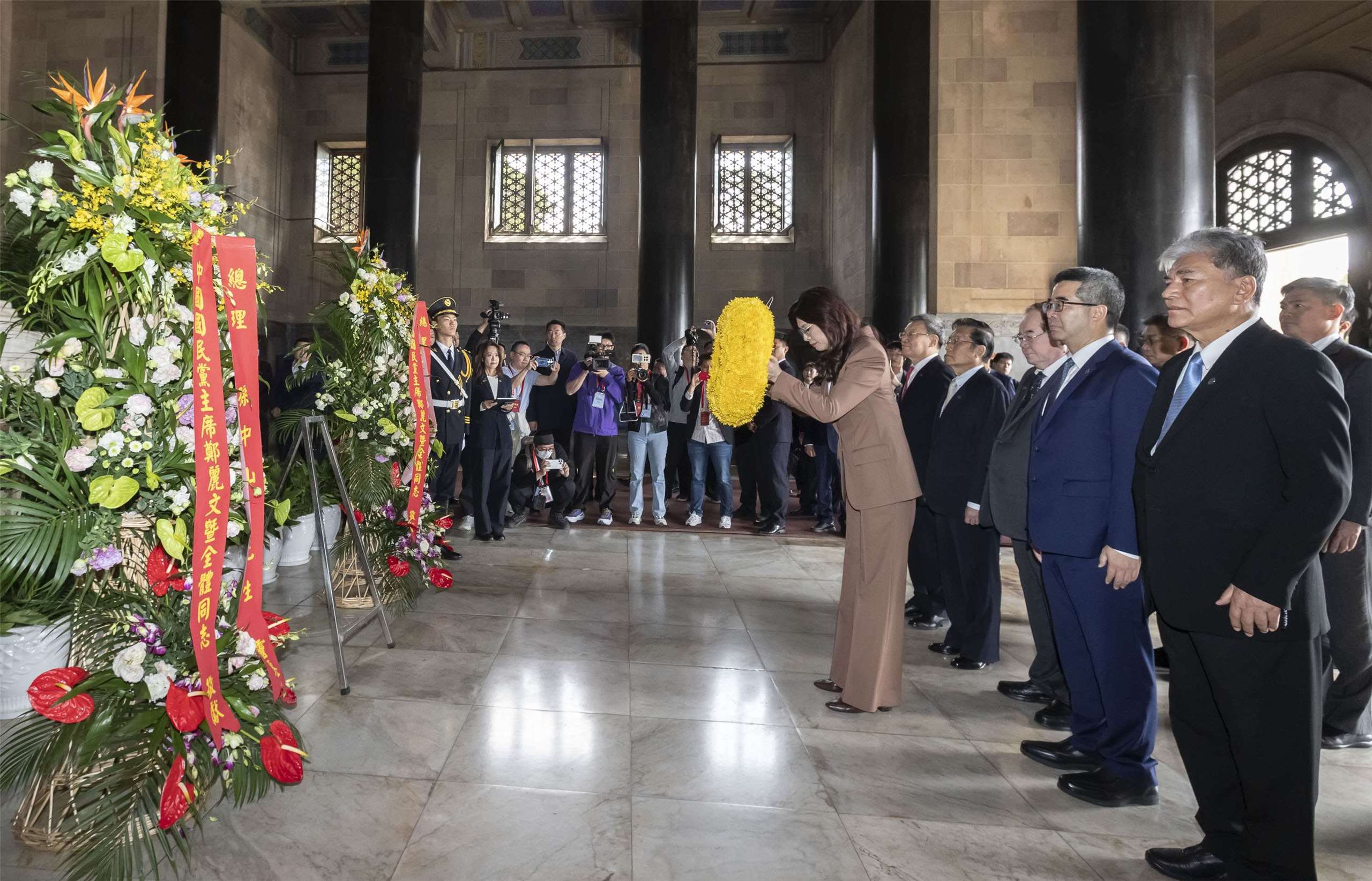 Die Vorsitzende der Kuomintang (KMT), Cheng Li-wun, die sich derzeit in China aufhält, erwies heute dem Sun-Yat-sen-Mausoleum ihre Ehre. (Foto: KMT)