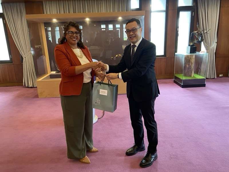 Die stellvertretende Bildungsministerin von Belize, Dian Maheia (links), und der stellvertretende Außenminister Chen Ming-chi (rechts). (Foto:  Taiwans Außenministerium)
