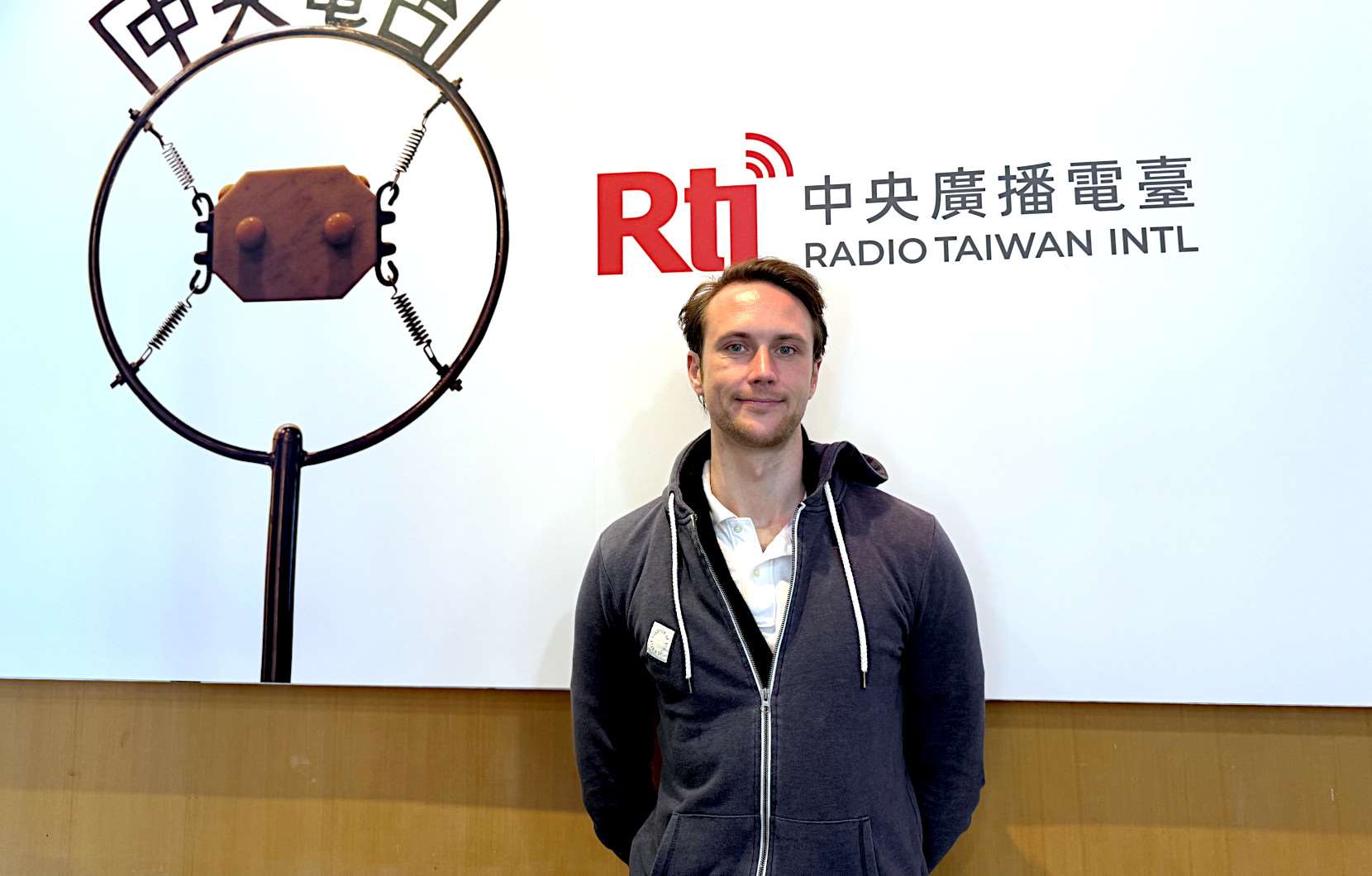 Patrick zu Gast im Studio bei RTI, wo er über seine Erfahrungen während seiner Promotion in Taiwan spricht (Foto: Alexander Kunz).