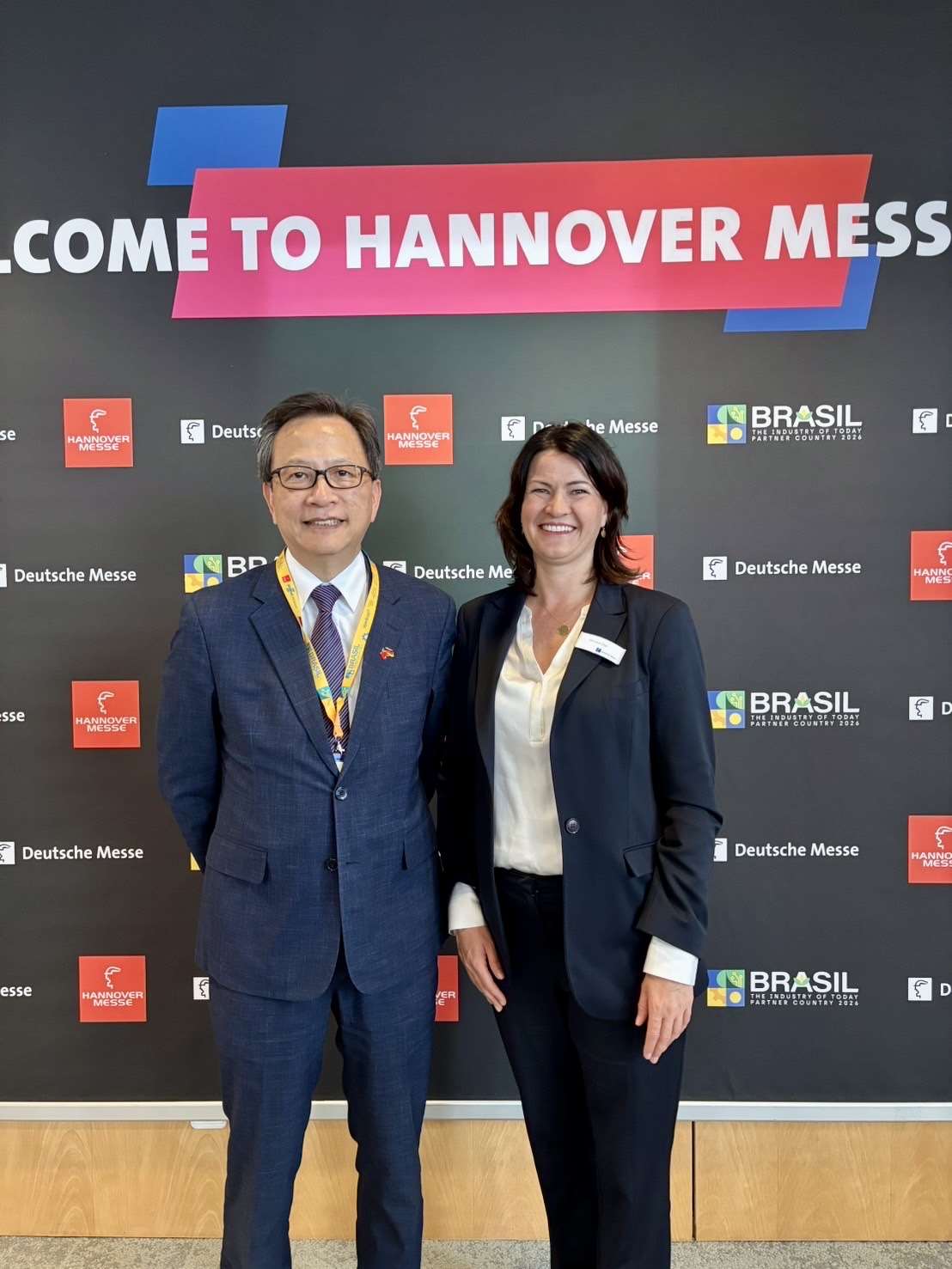 Der taiwanische Repräsentant in Deutschland, Gu Ruey-sheng (谷瑞生) (links), trifft sich während der Industriemesse Hannover mit Annika Klar, Senior Vice President der Deutschen Messe AG. (Foto: Taipei-Vertretung in Deutschland)