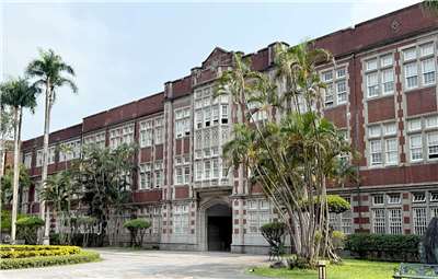 Das Foto zeigt das Hauptgebäude der National Taiwan Normal University in Taipei. Es ist ein Beispiel für die Architektur des frühen 20. Jahrhunderts in Taiwan und wurde im Stil der sogenannten Collegiate Gothic errichtet, der europäische und amerikanische Vorbilder aufgreift. (Foto: Alexander Kunz)