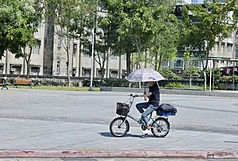 Es wird Sommer - und der Regenschirm wird zum Sonnernschirm (Foto: CNA) 