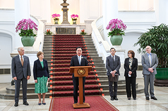 Nach einem Treffen mit Präsident Lai Ching-te am 30. März 2026 trat die parteiübergreifende Besuchergruppe aus Washington zu einer gemeinsamen Pressekonferenz zusammen. Das Bild zeigt (v. l. n. r.): US-Senator Thom Tillis (Co-Vorsitzender des Taiwan-Caucus), Senatorin Jeanne Shaheen, den Generalsekretär des taiwanischen Sicherheitsrates Joseph Wu (吳釗燮), die US-Senatoren John Curtis und Jacky Rosen sowie den Direktor des American Institute in Taiwan (AIT), Raymond Greene. (Foto: CNA)