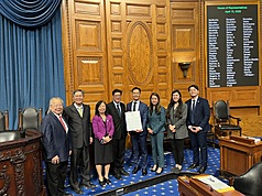 Nach der Abstimmung über die taiwanfreundlichen Resolutionen in Massachusetts: Liao Chao-hung (4. v. r.), Leiter der taiwanischen Vertretung in Boston, gemeinsam mit Parlamentariern des Bundesstaates. (Foto: Taiwanische Vertretung in Boston / CNA)