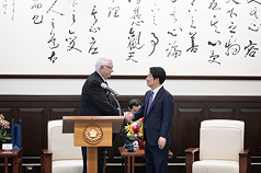 Eine Delegation des US-amerikanischen Thinktanks CSIS besuchte Präsident Lai Ching-te am Morgen des 21. April im Präsidentenpalast. (Foto: CNA)