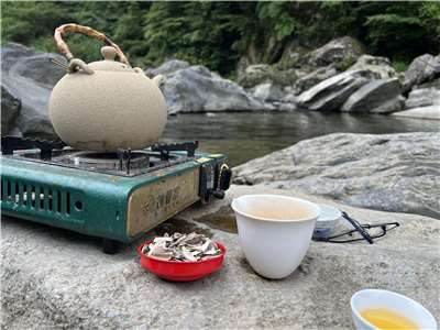Auch am Fluss kann man mit der richtigen Ausrüstung Tee trinken. (Foto: Juliane Miller)