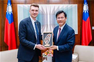 Litauens Handelsbeauftragter in Taiwan, Karolis Pilipauskas (links), und Außenminister Lin Chia-lung. Foto von Lin Chia-lungs Facebook-Seite
