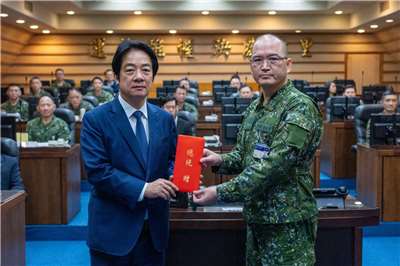 Präsident Lai Ching-te besucht die gemeinsame Einsatzzentrale. (Foto: Facebook, Lai Ching-te)