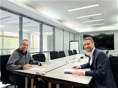 Patrick Kemnitz (rechts) im Gespräch mit Ilon Huang (Foto: Trumpf Taiwan)
