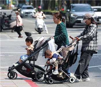Seit dem 13. April dürfen Familien in Taiwan mit mindestens einem Kind unter 12 Jahren Anträge auf die Einstellung ausländischer Haushaltshilfen stellen.