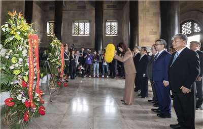 Die Vorsitzende der Kuomintang (KMT), Cheng Li-wun, die sich derzeit in China aufhält, erwies heute dem Sun-Yat-sen-Mausoleum ihre Ehre. (Foto: KMT)