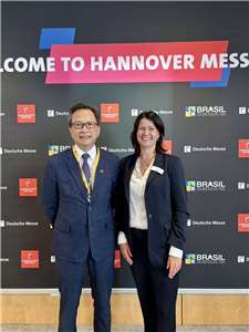 Der taiwanische Repräsentant in Deutschland, Gu Ruey-sheng (谷瑞生) (links), trifft sich während der Industriemesse Hannover mit Annika Klar, Senior Vice President der Deutschen Messe AG. (Foto: Taipei-Vertretung in Deutschland)