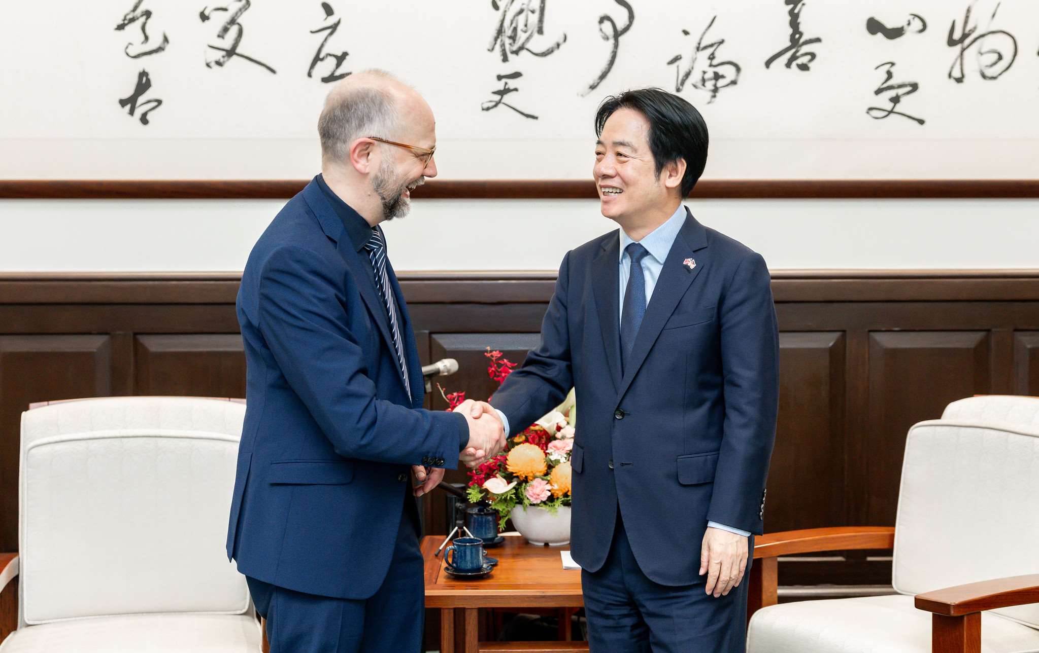 Präsident Lai Ching-te (賴清德) empfing am Dienstag mit der parteiübergreifenden Bundestags-Delegation zusammen. Hier mit dem Vorsitzenden der Deutsch-Taiwanischen Parlamentarischen Freundschaftsgruppe im Bundestag, Till Steffen.