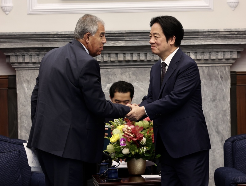 Präsident Lai Ching-te (rechts) empfing am gestrigen Nachmittag eine parteiübergreifende Delegation israelischer Parlamentarier  im Präsidentenpalast . Die Delegation wurde von Mickey Levy (links), dem ehemaligen Knesset-Präsidenten und erfahrenen Parlamentsmitglied, geleitet. Präsident Lai hieß die Delegation in Taiwan willkommen. (Foto: CNA)
