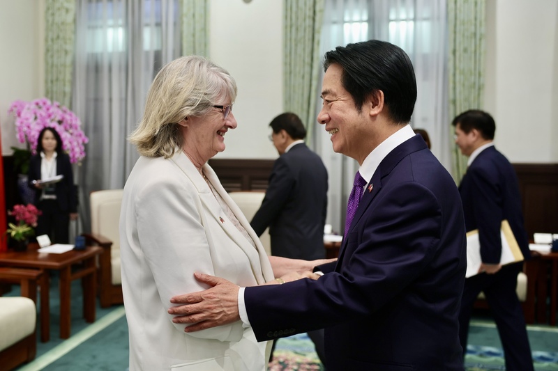 Präsident Lai Ching-te (賴清德) und die Vorsitzende der parlamentarischen Taiwan-Freundschaftsgruppe, Marie-Noëlle Battistel, im Präsidialamt. (Foto: Präsidialamt)