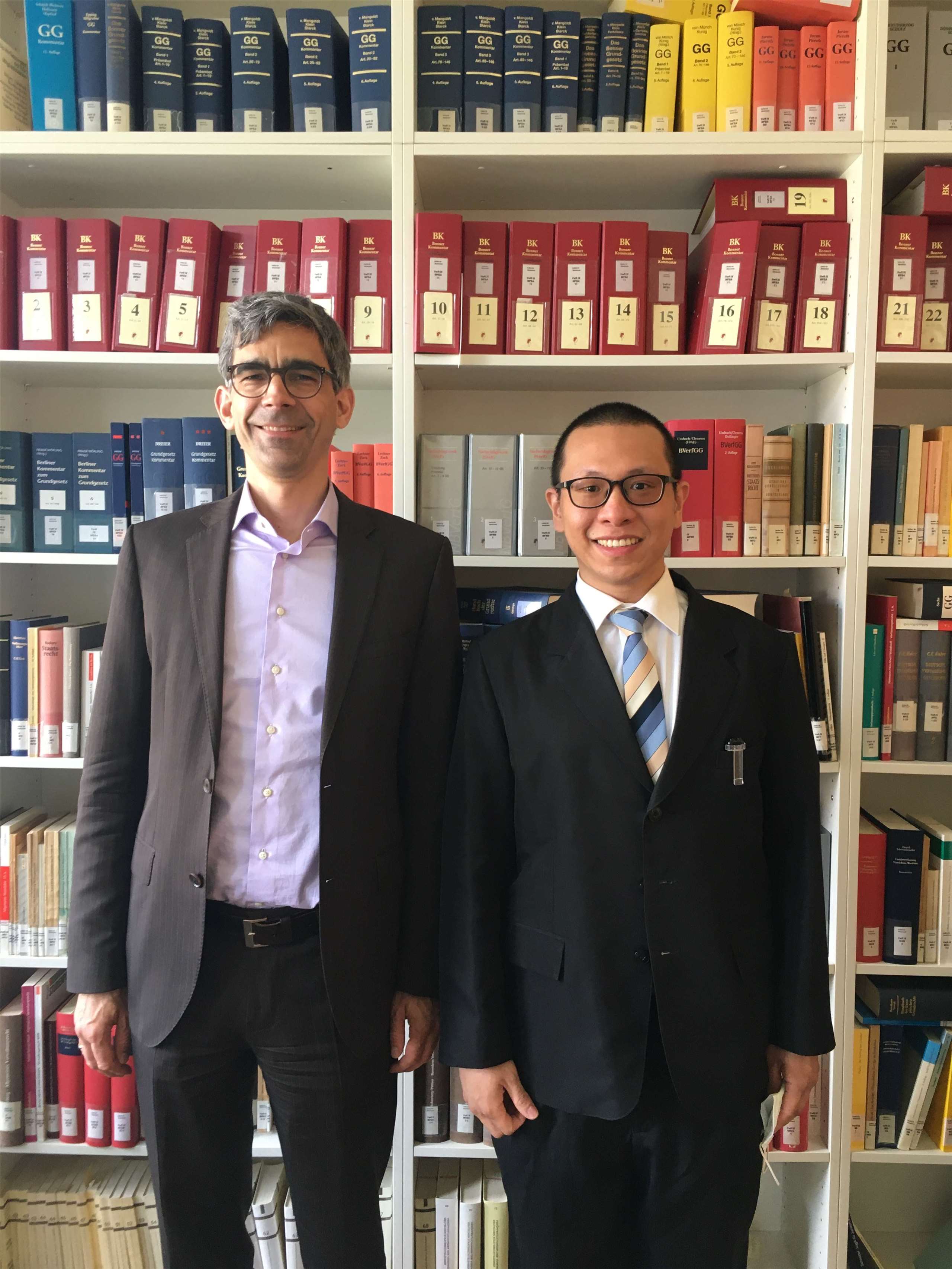 Howard Hsu (rechts) mit seinem Master-/Doktorvater Prof. Dr. Joachim Englisch (Foto: Howard Hsu)