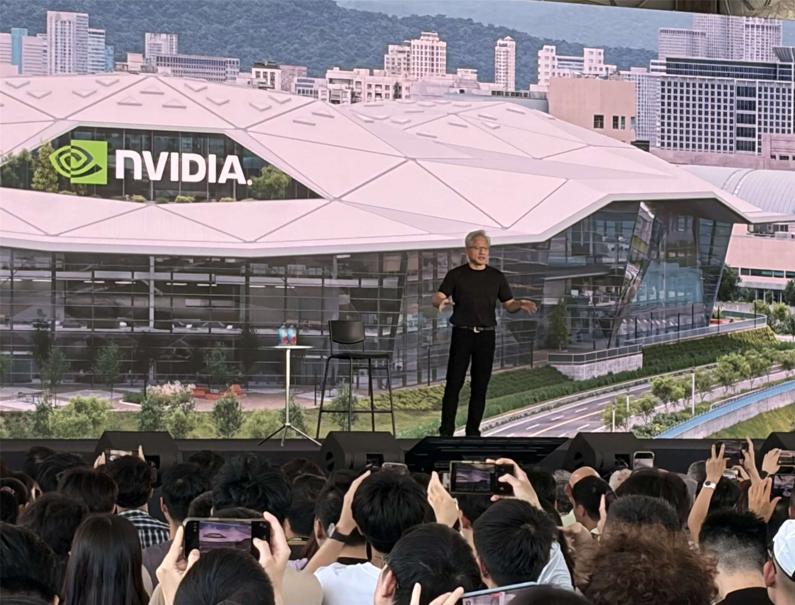 Nvidia-CEO Jensen Huang sagte, dass der Spatenstich für die neue Zentrale in Taipei voraussichtlich Ende 2026 erfolgen und die offizielle Fertigstellung für 2030 geplant sei. (Foto: Tsai Peng-min 蔡芃敏)