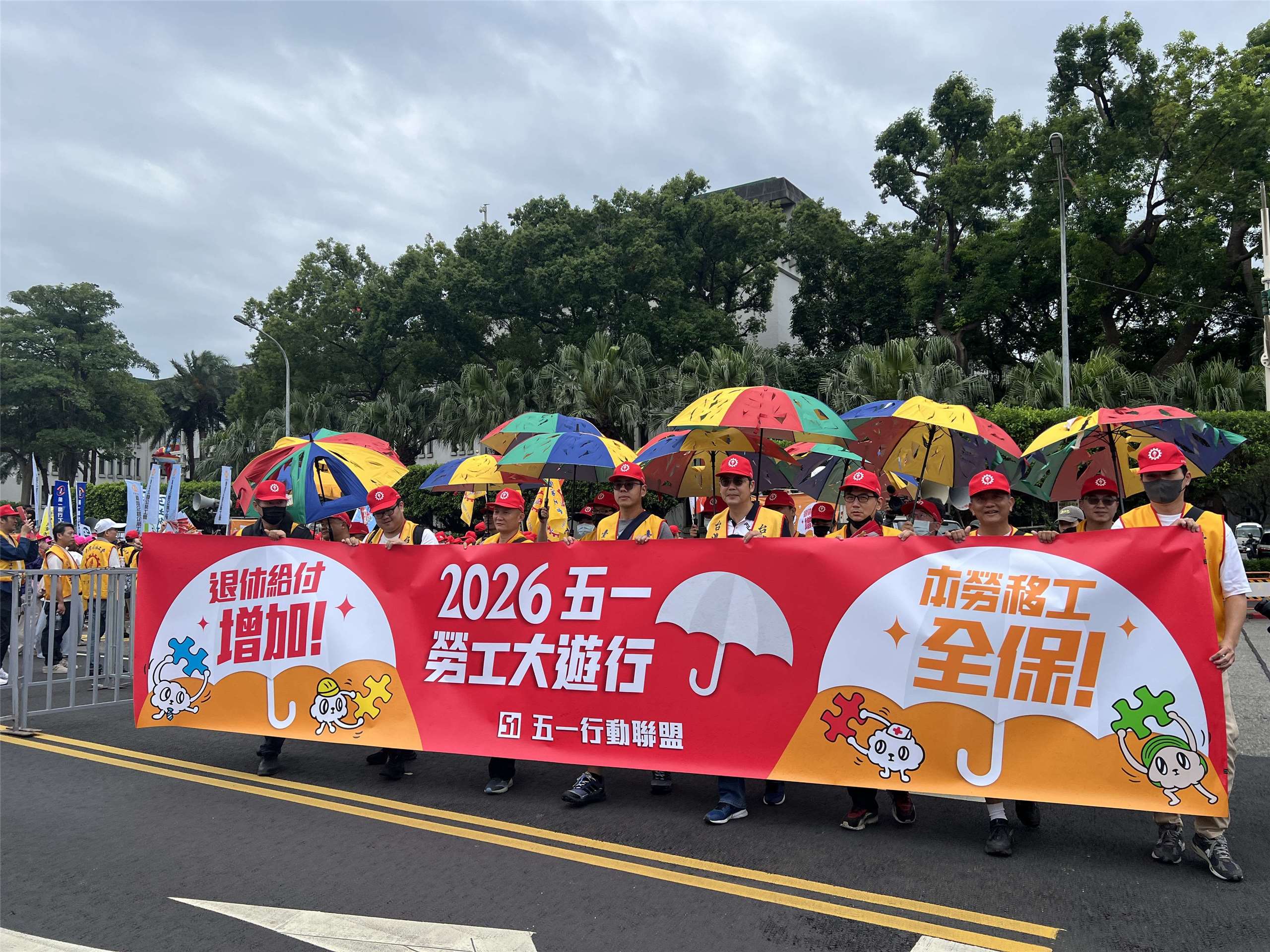 Taiwanische Gewerkschaften fordern am Tag der Arbeit eine Erhöhung der Renten (退休給付增加) sowie die Ausweitung der Arbeitsversicherung auf alle taiwanischen und ausländischen Arbeiter (本勞移工全保). (Foto: Juliane Miller)
