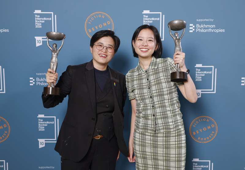 „Taiwan-Travelogue“, geschrieben von der taiwanischen Autorin Yang Shuang-zi (links) und ins Englische übersetzt von Jin Ling (rechts), gewann den International Booker Prize, den britischen Literaturpreis für das beste übersetzte Werk. Sie sind die ersten taiwanischen Autoren und Übersetzer, denen diese prestigeträchtige Auszeichnung verliehen wurde. (Foto: Mit freundlicher Genehmigung der Booker Prize Foundation)
