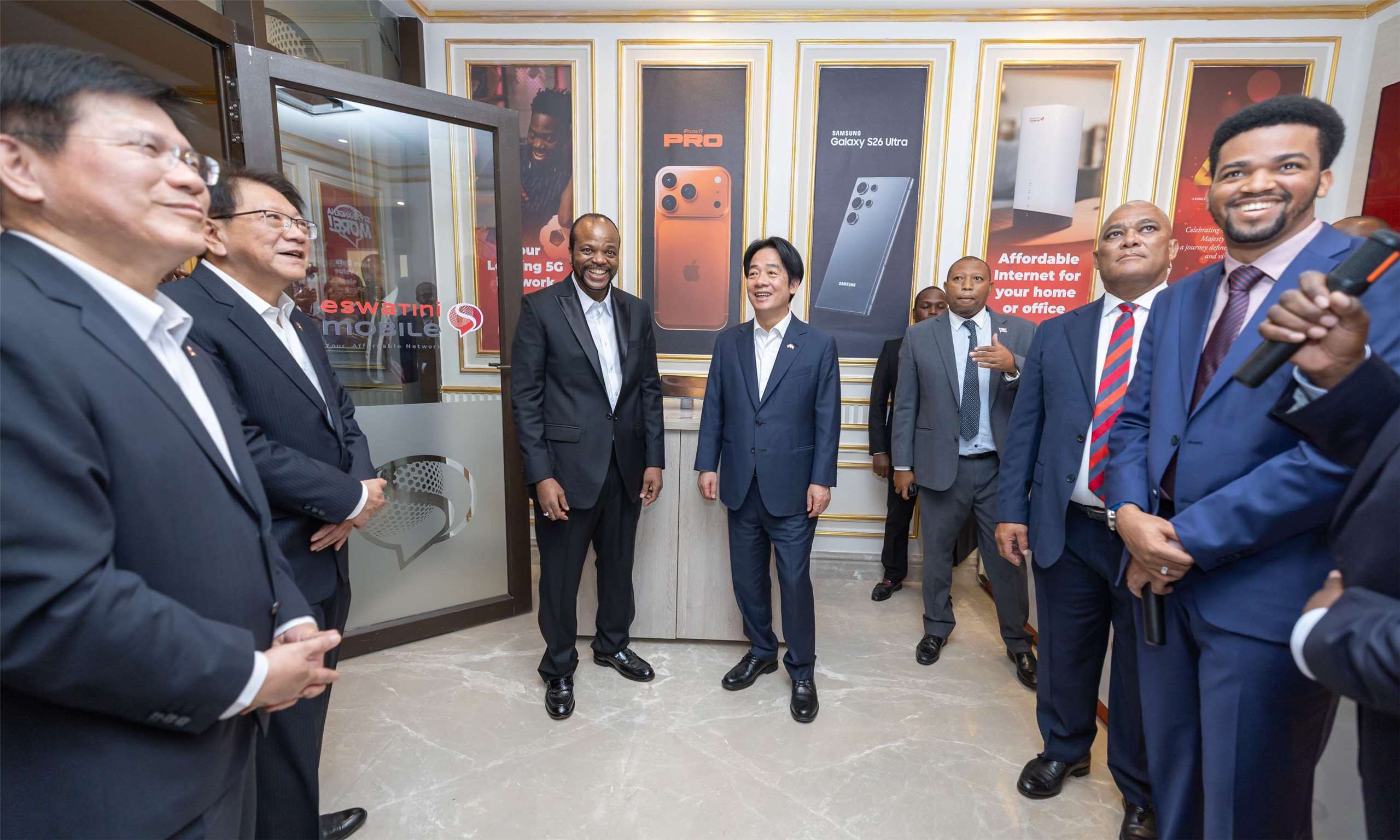 Taiwans Präsident Lai Ching-te besichtigt in Begleitung von König Mswati III. das neue Internationale Kongresszentrum Eswatinis (Foto Präsidialamt) 