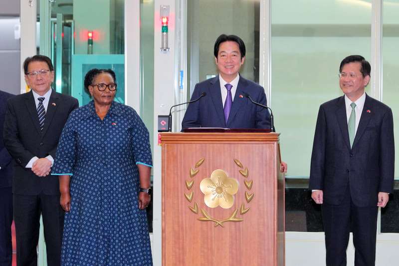 Präsident Lai Ching-te hält am Dienstag nach seiner Rückkehr aus Eswatini am internationalen Flughafen Taoyuan eine Ansprache. (Foto: CNA)