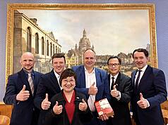Die Vorsitzende des Rates für Angelegenheiten der Auslandsgemeinschaften, Hsu Chia-ching (vorn), besuchte Dresden, um sich mit lokalen Würdenträgern über die Belange der taiwanischen Auswanderer auszutauschen. An der Begrüßungszeremonie nahmen Dresdens Oberbürgermeister Dirk Hilbert (Mitte hinten), Görlitzer Landrat Dr. Stephan Meyer (links hinten), Meißens Oberbürgermeister Markus Renner (zweiter von hinten), der Leiter der Abteilung für Internationale Angelegenheiten im Bundeskanzleramt Sachsen, Dr. David Michel (rechts hinten), und Taiwans Repräsentant in Deutschland, Gu Ruey‑sheng (zweiter von hinten), teil. (Foto: Taipeis Wirtschafts- und Kulturbüro in Deutschland) 