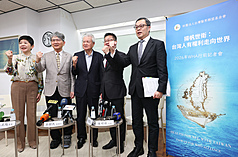Eine Pressekonferenz im Vorfeld der WHA mit dem Titel „Aufbruch zur WHO: Taiwaner haben das Recht, global aktiv zu werden“ fand am 13. Mai in Taipei statt. Wu Shu-min (Mitte), Vorsitzender der Taiwan Medical Alliance Foundation, Lin Shih-chia (links 1), Geschäftsführer, Wang Cheng-hsu (links 2), Abgeordneter der DPP, Lue Jen-der (rechts 2), Vizeminister für Gesundheit und Soziales, und Chen Ming-chi (rechts 1), Vizeaußenminister, nahmen teil. (Foto: CNA)
