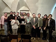 Der taiwanische Autor Kevin Chen (陳思宏) hat am 12. Mai die slowakische Hauptstadt Bratislava besucht und dort am Taiwan Studies Center der Comenius Universität einen Vortrag über seinen Roman “Geisterdämmerung” (Originaltitel: 鬼地方) gehalten. (Foto: CNA)