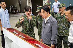 Zusammen mit Verteidigungsminister Wellington Koo (顧立雄) besuchte Lai das für Munition und Infanteriewaffen zuständige „Werk 205“ des staatlichen Rüstungsamtes. (Foto: CNA)
