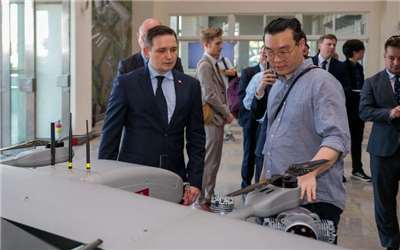 Der polnische Vizeminister für wirtschaftliche Entwicklung und Technologie, Michał Jaros, im Asia UAV AI Innovation Application R&D Center im Landkreis Chiayi. (Foto: CNA)