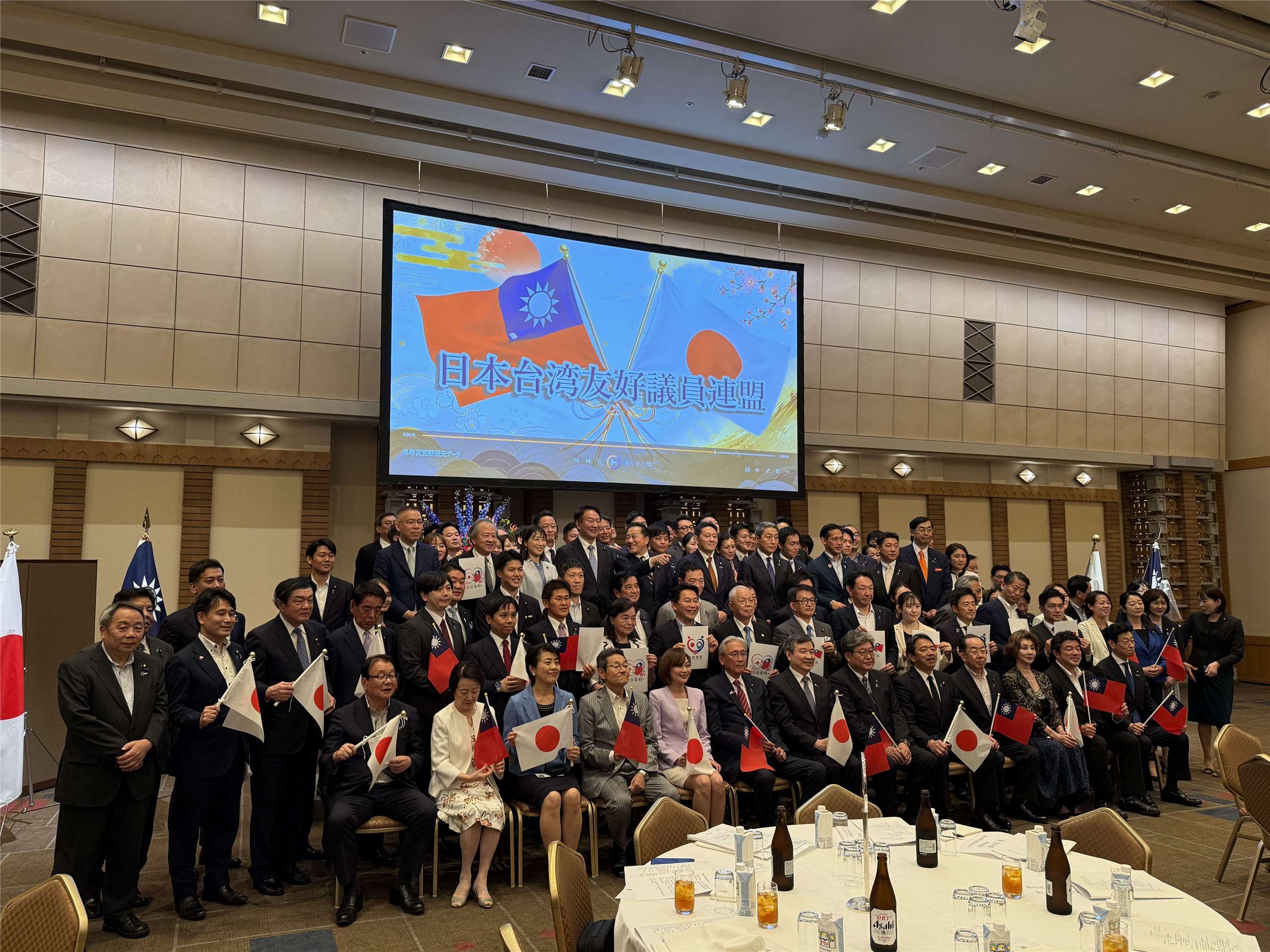 Der Vorsitzende der Vereinigung, der japanische Unterhausabgeordnete Keiji Furuya, erklärte im Anschluss an die Hauptversammlung in Tokio, die explizite Aufnahme von „Taiwan“ und die Streichung des alten China-Bezugs seien folgerichtig.